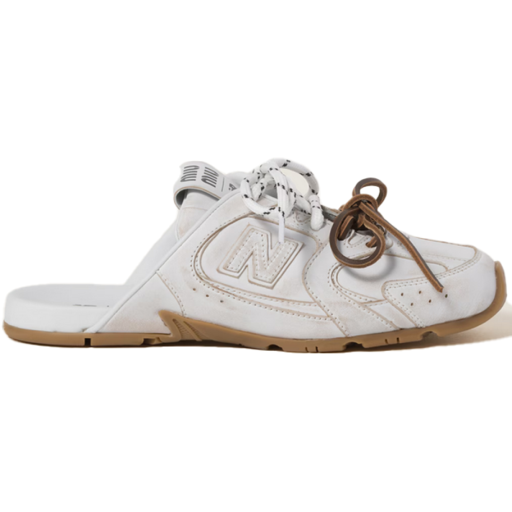 3520f32d-972d-47ff-8587-d98d09ba0980-1000x1000-YjTWBAc7nsfy0RZbQeOdUy0ZCkcddCeSFK8MyIxV.webp New Balance 530 SL Mule Miu Miu White - Image 1