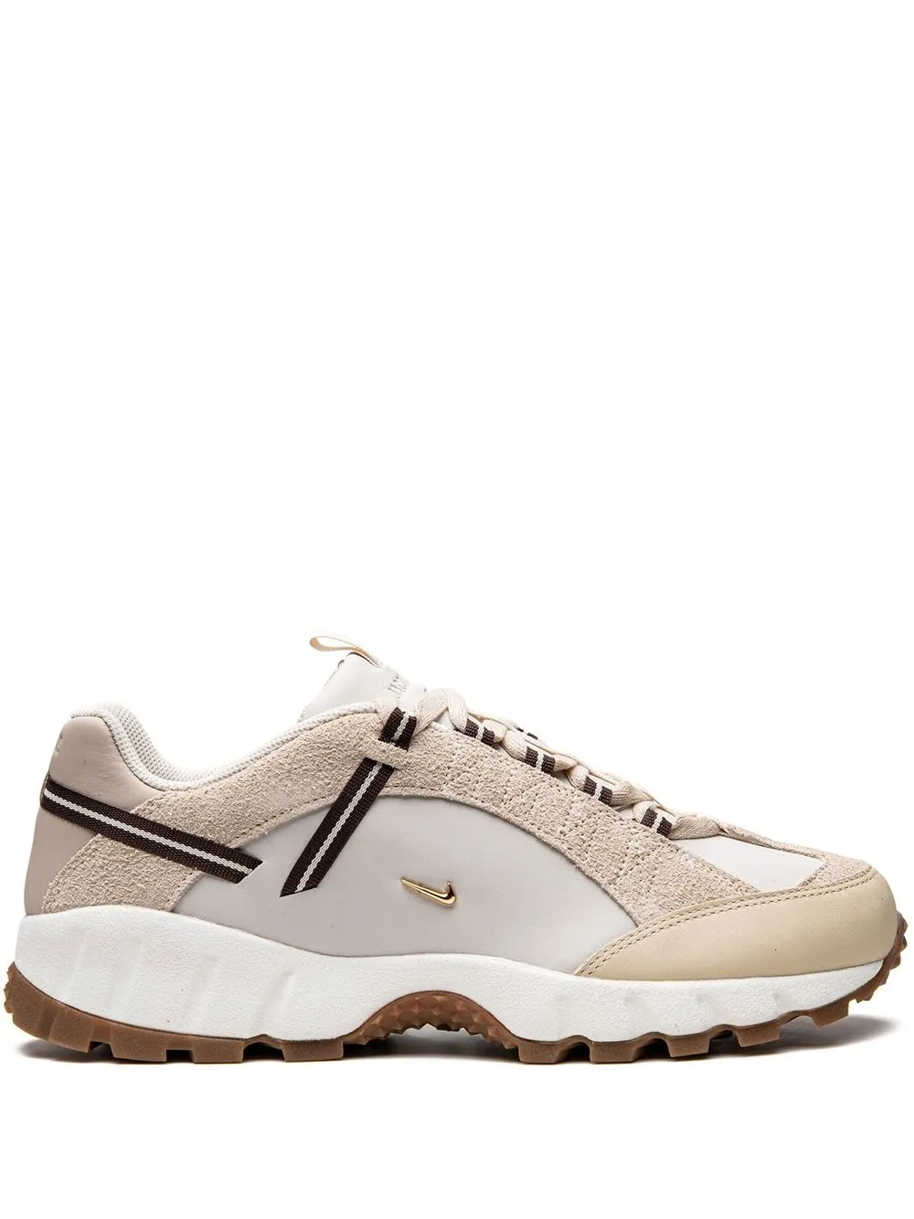 18818944_40783580_1000.jpg.webp Nike Air Humara LX Jacquemus Light Bone Gold - Image 1