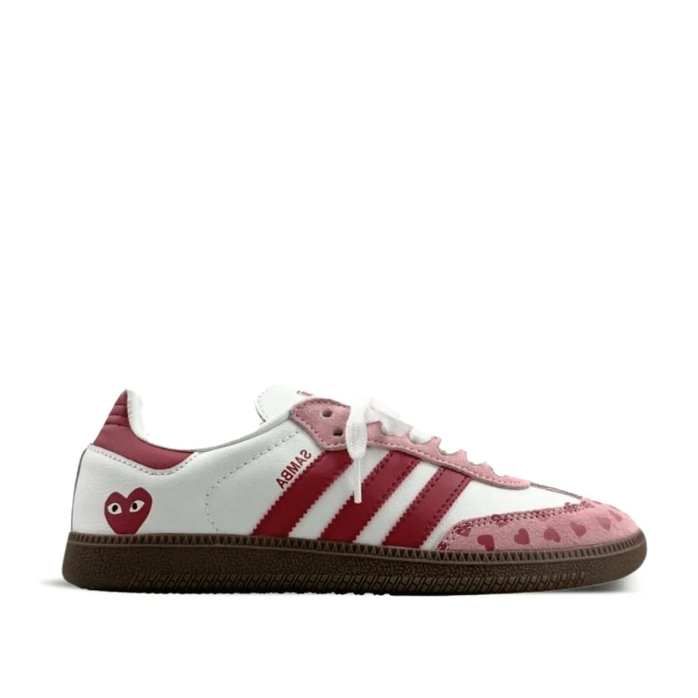 69ae7386-ef59-4301-9af4-efe024e8c785-1000x1000-mcolT82c9L3yfuKBNumGHuqhL48qHDy9NyFFH1gY.webp Adidas Samba OG Red Pink Cloud White - Image 1